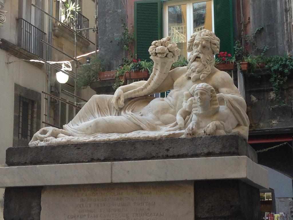 Trimarchi House Apartment Napoli Bagian luar foto